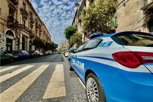 Catania, rompe il vetro di un minivan e ruba due zaini: arrestato ladro seriale 42enne