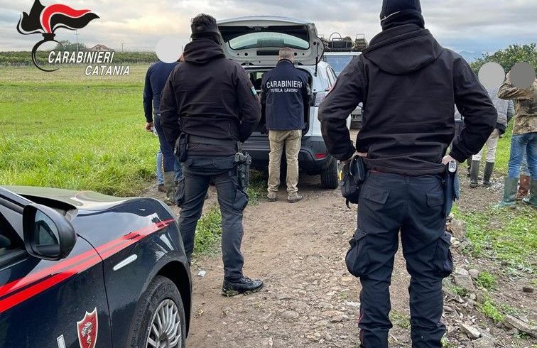Paternó, sfruttavano stranieri per il lavoro nei campi: denunciati 2 italiani e un marocchino