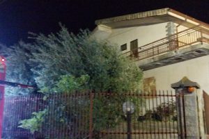 Belpasso, in fiamme il tetto di una casa in nel Villaggio Giaconia: illesi ma sotto shock i proprietari