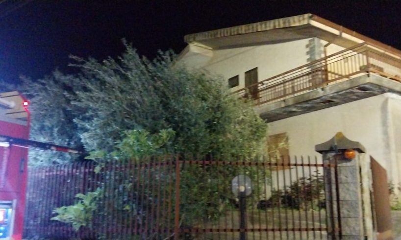 Belpasso, in fiamme il tetto di una casa in nel Villaggio Giaconia: illesi ma sotto shock i proprietari