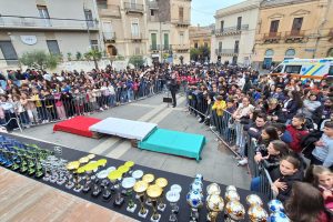 Bronte, festa grande per la premiazione alle olimpiadi studentesche. Firrarello ai ragazzi: “Siete bellissimi”
