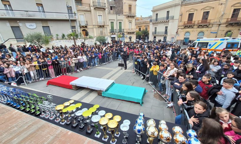 Bronte, festa grande per la premiazione alle olimpiadi studentesche. Firrarello ai ragazzi: “Siete bellissimi”