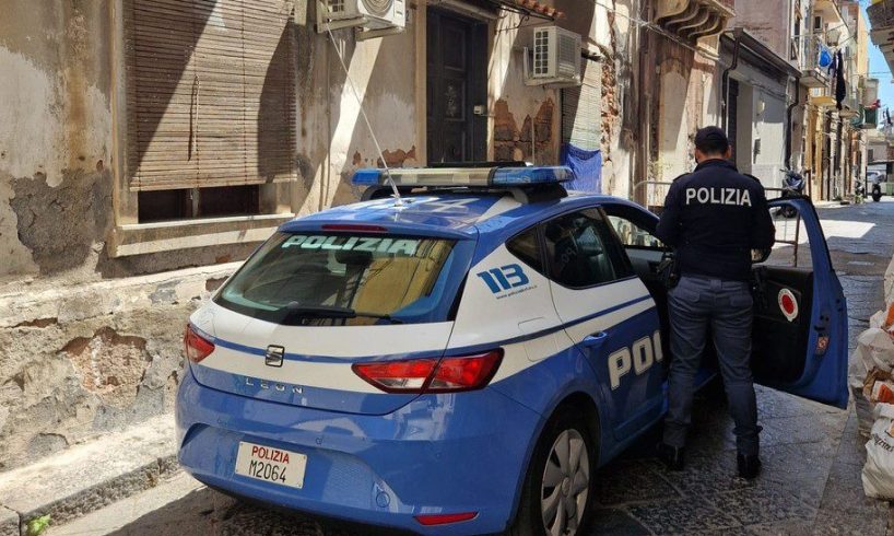 Catania, in due sfuggono ai controlli della Polizia per le vie di San Cristoforo: in trenta li difendono