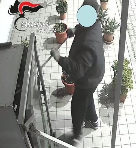 Aci Catena, 49enne si “rifornisce” dal distributore di prodotti ‘cannabis light’: denunciato