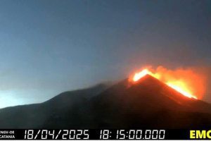 Etna, dal cratere di Sud-Est nuova attività stromboliana