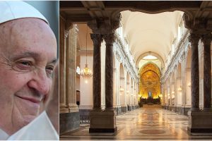 Catania, in tanti alla veglia in Cattedrale per la morte di Papa Francesco. Al Comune bandiere a mezz’asta