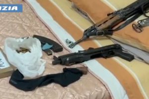Catania, 40enne deteneva in casa un arsenale e 20 kg di droga: arrestato (VIDEO)