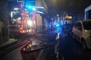 Paternó, in fiamme mansarda di palazzina disabitata in via Mondello: evacuati i vicini residenti