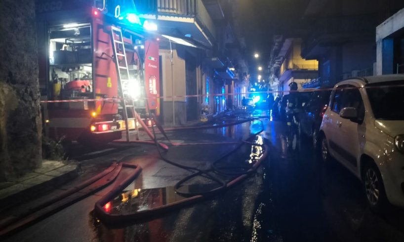Paternó, in fiamme mansarda di palazzina disabitata in via Mondello: evacuati i vicini residenti