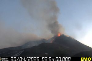 Etna, intensa attività stromboliana e colate dal cratere di sud-est: aeroporto operativo