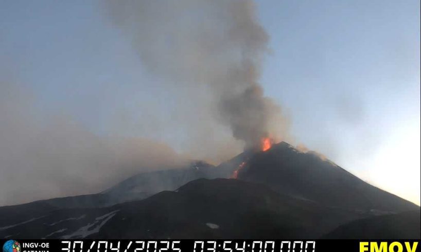 Etna, intensa attività stromboliana e colate dal cratere di sud-est: aeroporto operativo