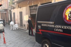 Misterbianco, in carcere la madre che ha lanciato dal balcone la figlia di 7 mesi: comunità sotto choc