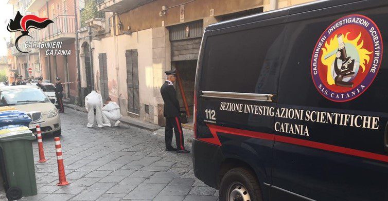 Misterbianco, in carcere la madre che ha lanciato dal balcone la figlia di 7 mesi: comunità sotto choc
