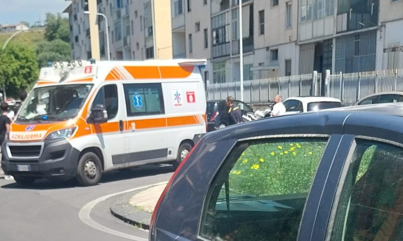 Paternò, scooter contro auto alla rotatoria: feriti due minorenni