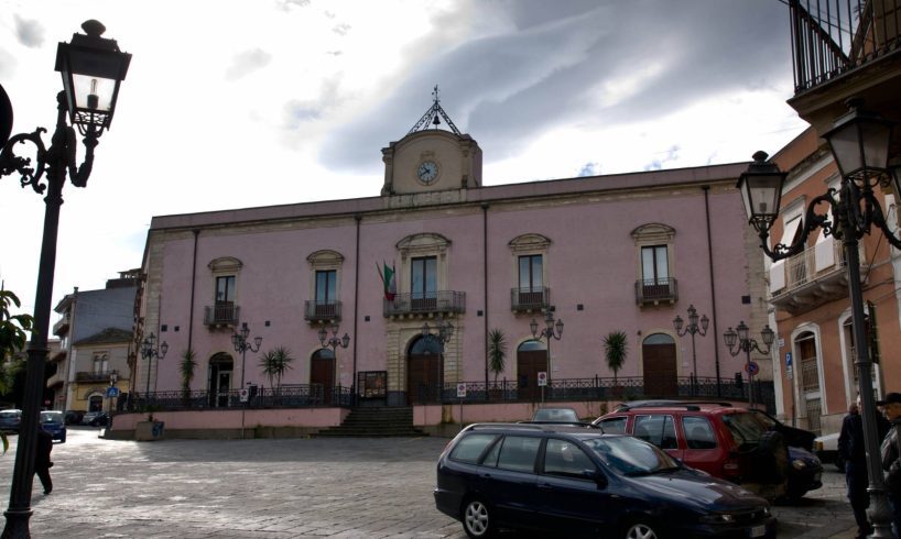Mafia, interpellanza M5S alla Camera: “Ramacca non può tornare al voto. Elezioni di maggio siano annullate”