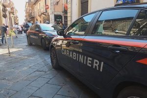 Misterbianco, mamma getta la figlia dal balcone: il fratellino della bimba ha tentato di fermarla