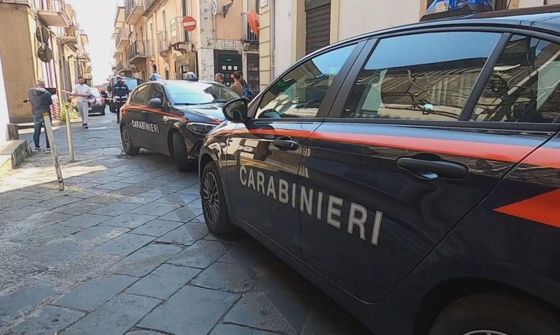 Misterbianco, mamma getta la figlia dal balcone: il fratellino della bimba ha tentato di fermarla