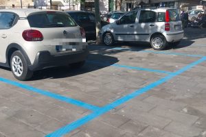 Paternò, le bizzarre strisce blu suscitano ilarità: stalli agli incroci e in una piazza riqualificata