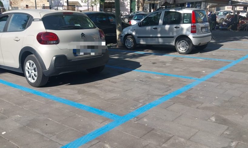 Paternò, le bizzarre strisce blu suscitano ilarità: stalli agli incroci e in una piazza riqualificata