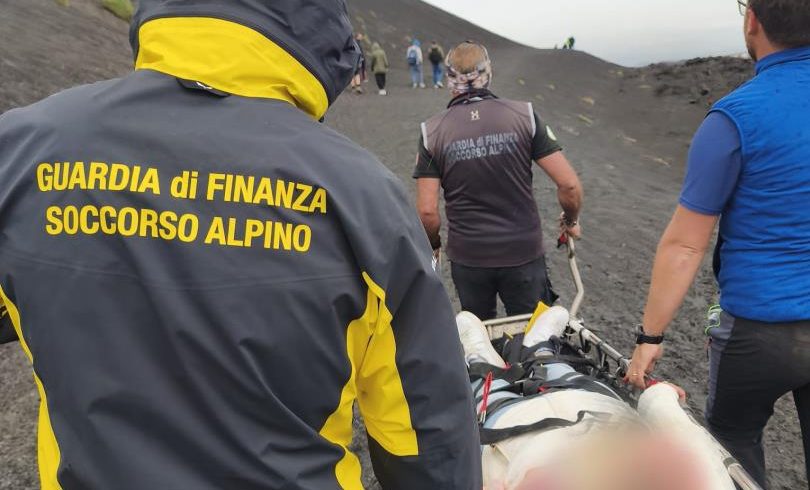 Etna, escursionista soccorsa nei pressi dei Crateri Silvestri dopo una caduta