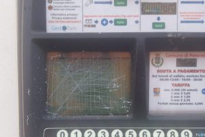Paternó, parchimetro danneggiato a poche ore dall’avvio delle strisce blu