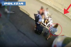 Catania, due scippatori seriali in manette: vittime trascinate a terra (VIDEO)