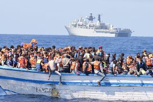 Migranti su un gommone alla deriva diretti a Lampedusa: morti due bambini e un adulto