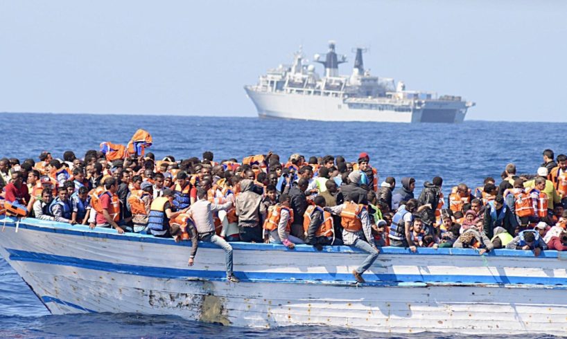 Migranti su un gommone alla deriva diretti a Lampedusa: morti due bambini e un adulto