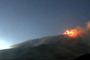Etna, quiete all’alba dopo l’intensa attività stromboliana dal Cratere di Sud-Est