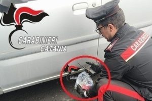 Catania, 48 dosi di cocaina ‘scoperte’ dai carabinieri lungo via Capo Passero: sequestrate