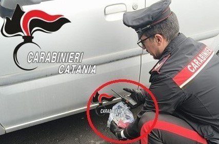 Catania, 48 dosi di cocaina ‘scoperte’ dai carabinieri lungo via Capo Passero: sequestrate