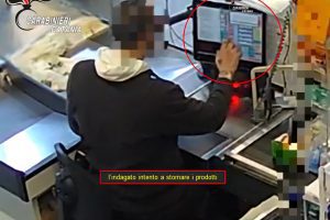 Santa Venerina, cassiere infedele di un supermercato annullava scontrino e intascava in proprio: arrestato