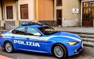 Adrano, con l’auto tampona scooter con 17enne per vendicare recente litigio: denunciato 18enne di Biancavilla