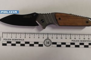 Adrano, cronaca Adrano, violenza familiare, Polizia di Stato, minacce, coltello, maltrattamenti in famiglia, abuso di alcol, denuncia, sicurezza