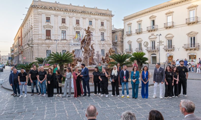 Ortigia, sfilata delle creazioni nate dal progetto ‘Le Tele di Aracne’: vite ‘ricucite’ nel segno della maestria sartoriale
