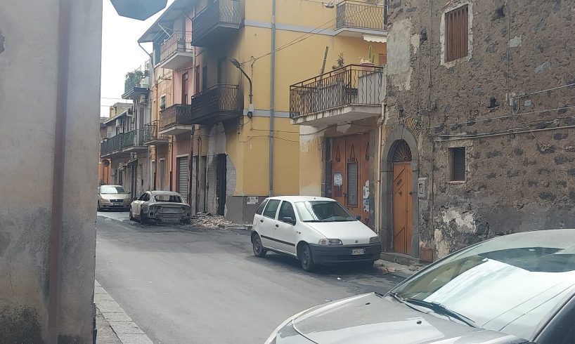 Adrano, auto con targa straniera data alle fiamme in via Parnaso: indagini in corso