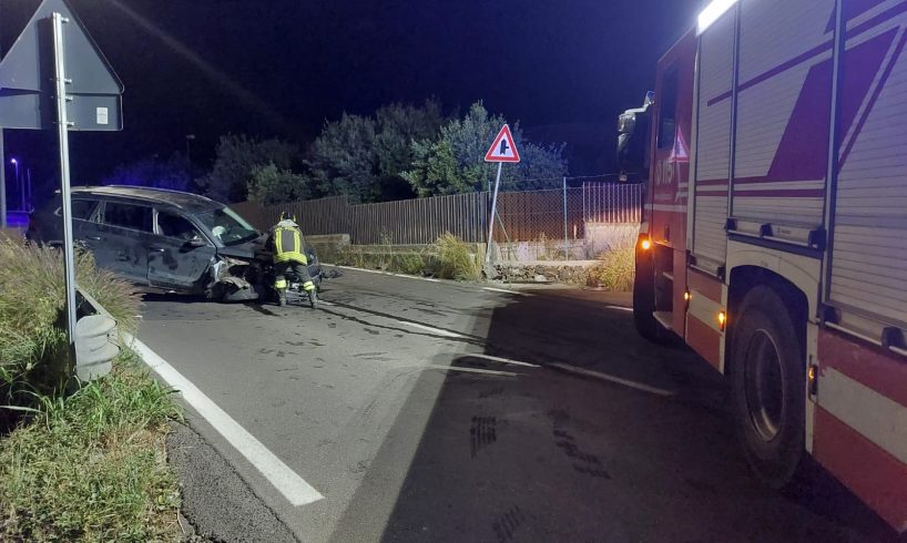 Belpasso, auto va a sbattere contro il guardrail: ferito il conducente