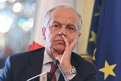 Comuni ‘infiltrati’ dalla mafia, ministro Piantedosi: “Serve alternativa a scioglimento. Sindaci da affiancare”