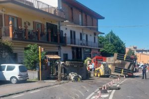 Biancavilla, grave incidente in via Addolorata: mezzo pesante si ribalta, conducente in condizioni critiche