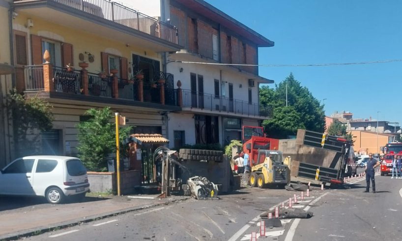 Biancavilla, grave incidente in via Addolorata: mezzo pesante si ribalta, conducente in condizioni critiche