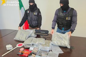 Catania, cocaina e marijuana viaggiano in taxi: 3 arresti per detenzione di droga