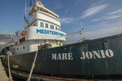 Migranti, Gup Ragusa rinvia a giudizio comandante e equipaggio ‘Mare Jonio’: “Profitto dal soccorso”