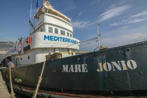 Migranti, Gup Ragusa rinvia a giudizio comandante e equipaggio ‘Mare Jonio’: “Profitto dal soccorso”