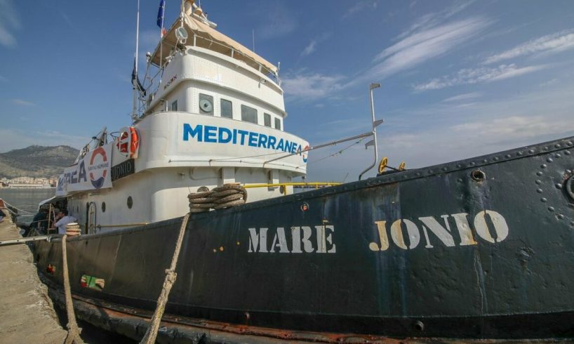 Migranti, Gup Ragusa rinvia a giudizio comandante e equipaggio ‘Mare Jonio’: “Profitto dal soccorso”