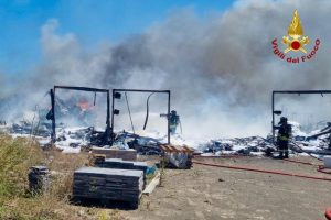Catania, incendio in zona Torero lungo la SS 114: in fiamme container e mezzi pesanti