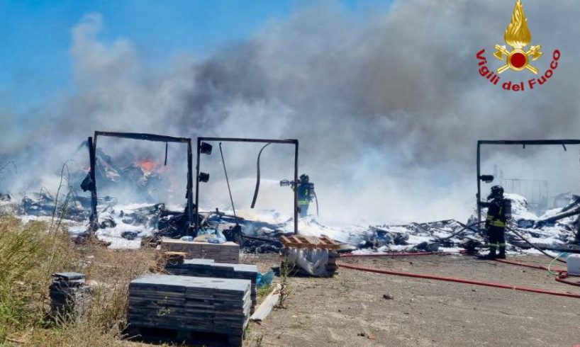 Catania, incendio in zona Torero lungo la SS 114: in fiamme container e mezzi pesanti
