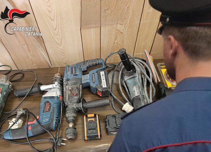 Catania, non trova una stanza nel B&B e ruba attrezzi nello stabile: 42enne denunciata