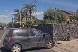 Motta S. Anastasia, auto va sbattere contro un muro sulla Sp 134: muore bambina di 15 mesi