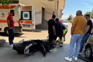 Incidente a Paternò tra auto e scooter: centauro in elisoccorso al Cannizzaro
