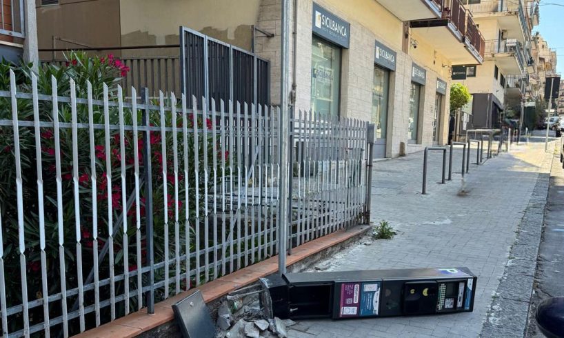 Paternò, nuovo atto vandalico contro un parcometro in via Bellia: colonnina divelta e inutilizzabile